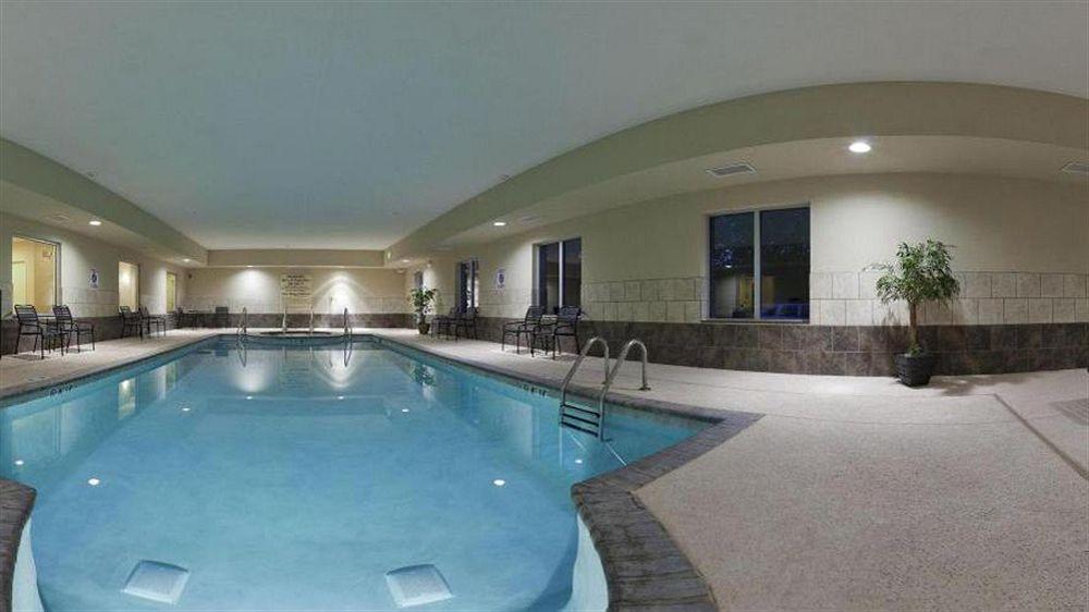 Holiday Inn Express & Suites North Топіка Екстер'єр фото