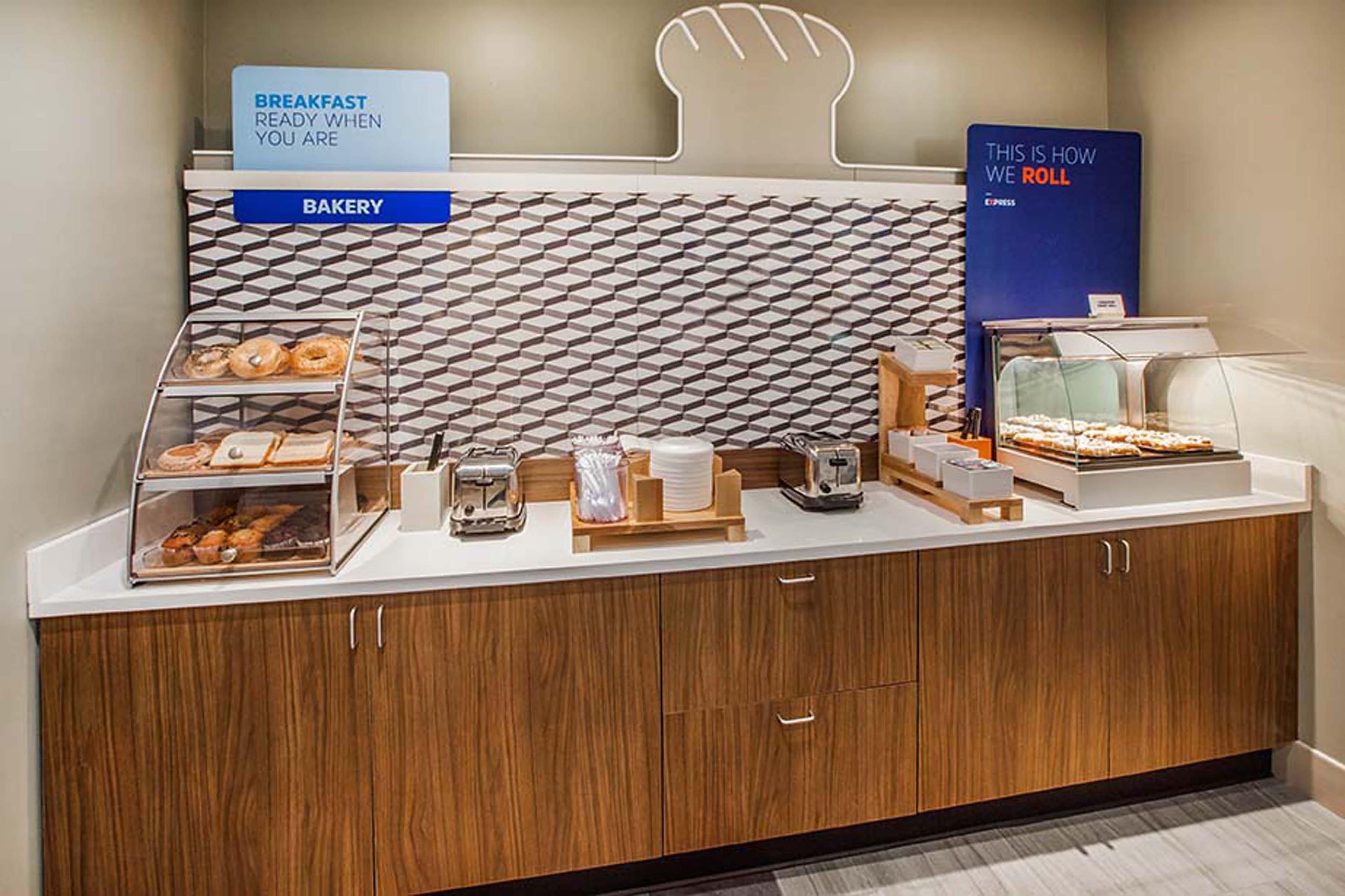 Holiday Inn Express & Suites North Топіка Екстер'єр фото
