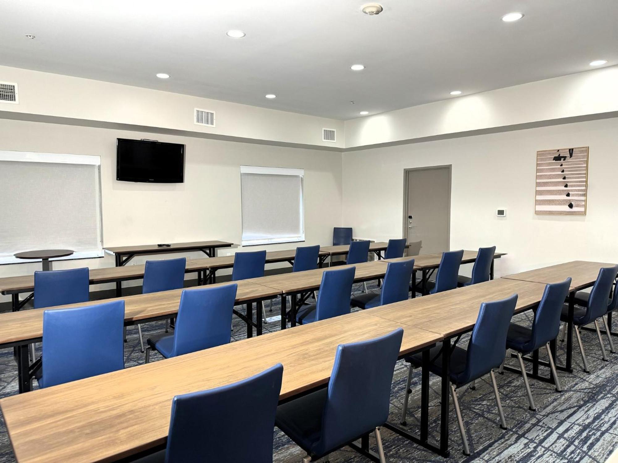 Holiday Inn Express & Suites North Топіка Екстер'єр фото