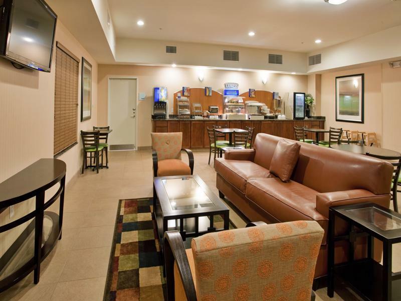 Holiday Inn Express & Suites North Топіка Екстер'єр фото