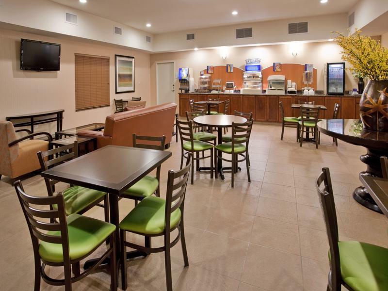 Holiday Inn Express & Suites North Топіка Екстер'єр фото