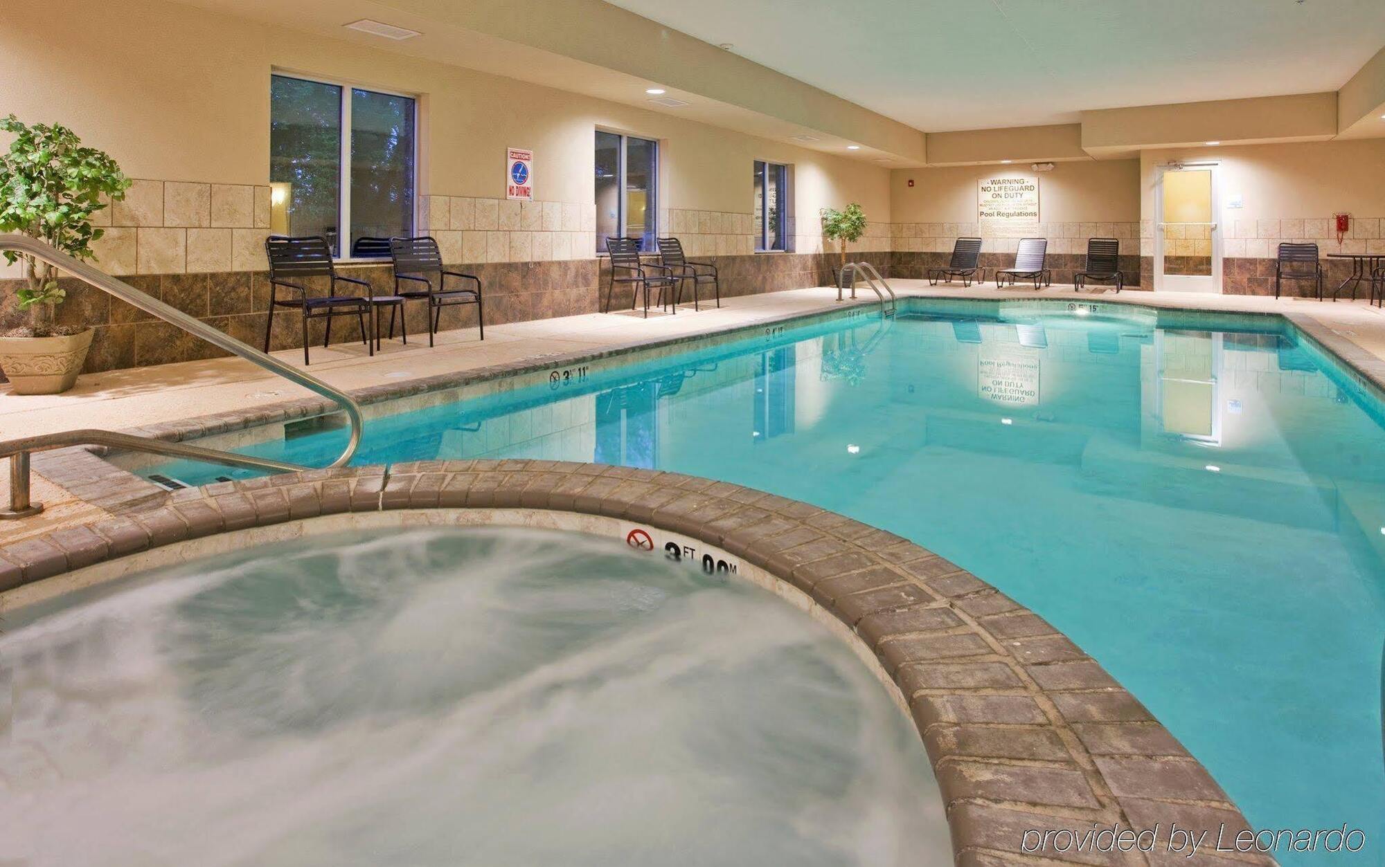 Holiday Inn Express & Suites North Топіка Екстер'єр фото